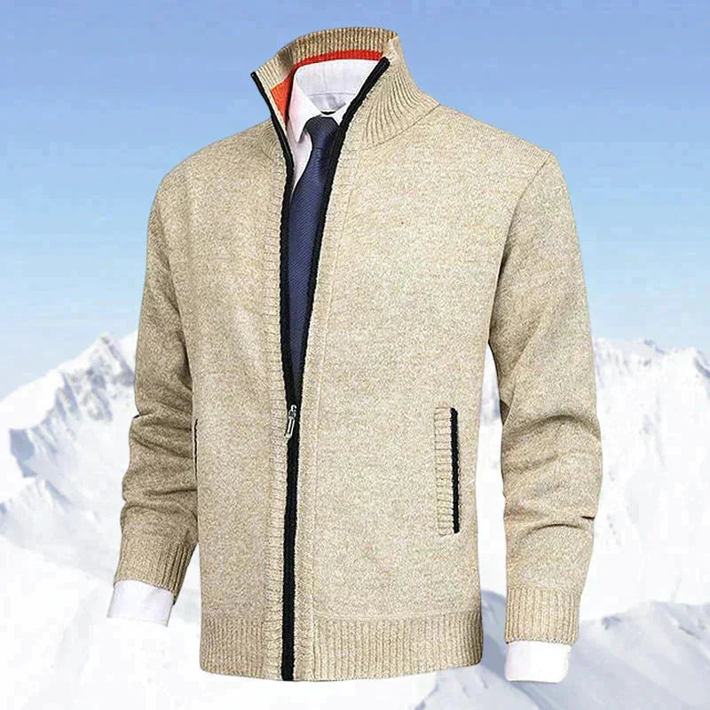 Beige cardigan för män mot ett snöigt vinterlandskap