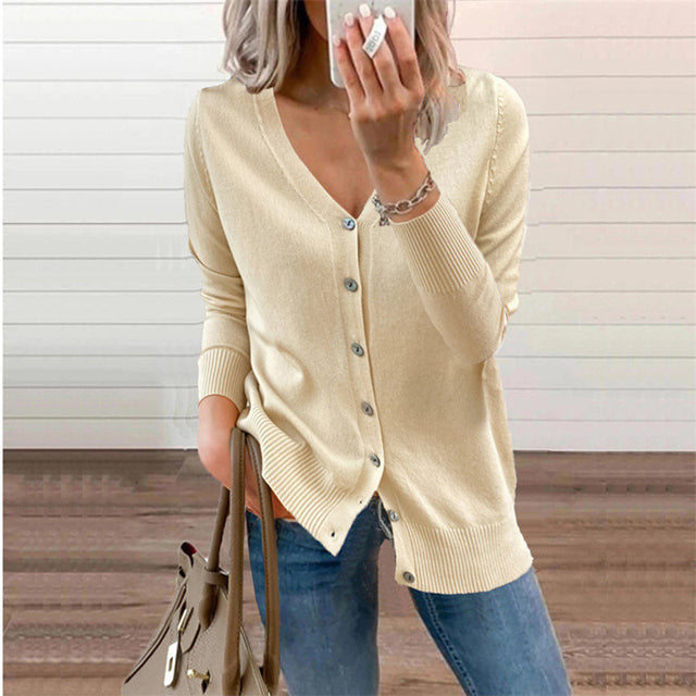 Kvinna som bär en beige cardigan med knappar och V-ringning