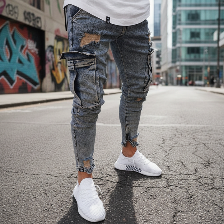 Herr cargobyxa i denim med slitdetaljer sedda framifrån utomhus
