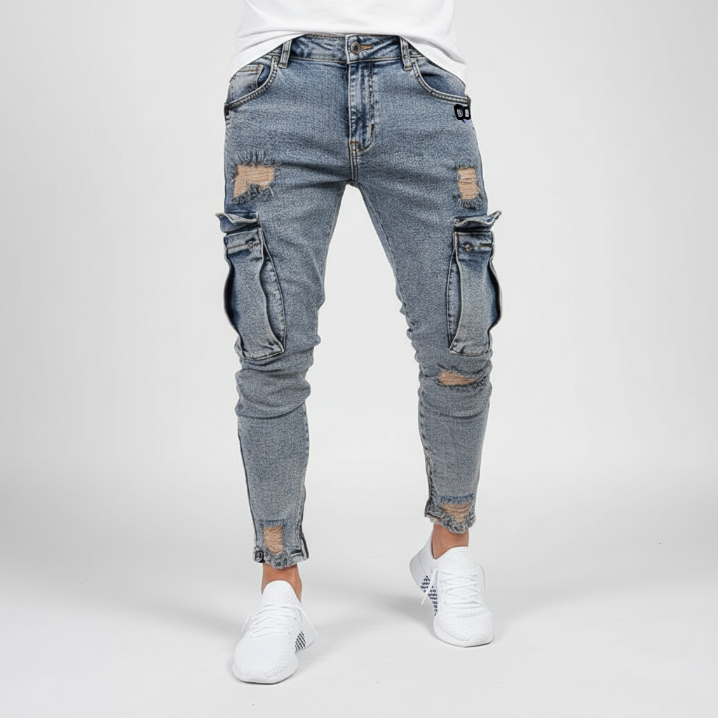 Moderna cargobyxor för män i ljusblå denim mot ljus bakgrund