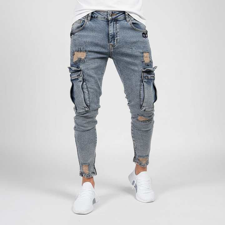 Moderna cargobyxor för män i ljusblå denim mot ljus bakgrund