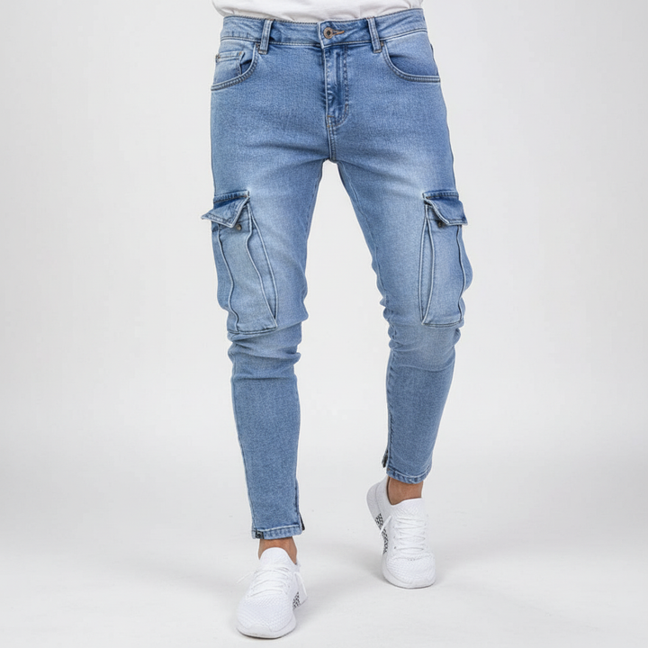 Blå cargobyxa i denim med slitna detaljer och praktiska fickor för herrmode