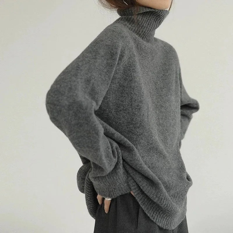 Grå stickad damtröja med turtleneck och avslappnad passform