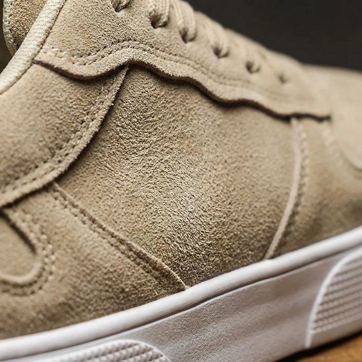 Närbild på den ventilerade ytan hos de beiga sneakersen
