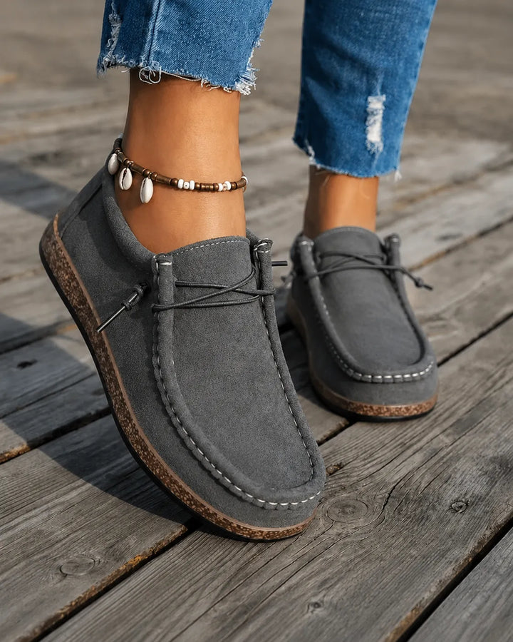 Närbild på Catherine loafers med diskret snörning och platåsula