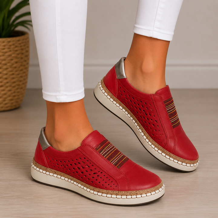 Sandrine röda loafers med mönsterdetalj