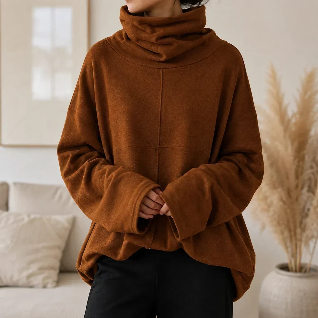 Beige dam polotröja med oversized passform och mysig krage bakifrån