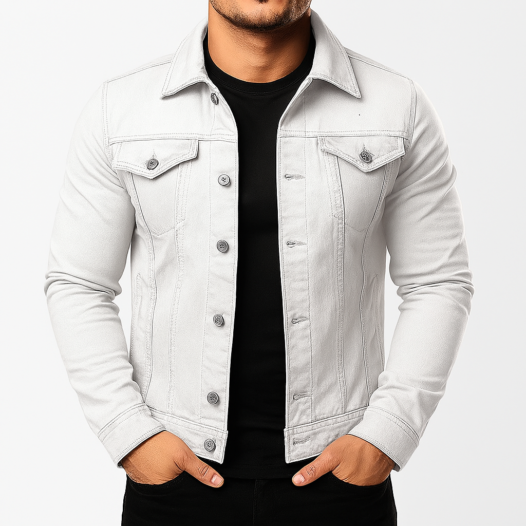 Man iklädd vit streetwear-inspirerad jeansjacka