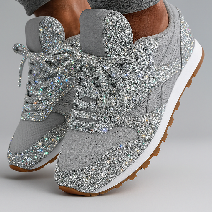 Närbild på sulan och glittrigt material på platåsneakers