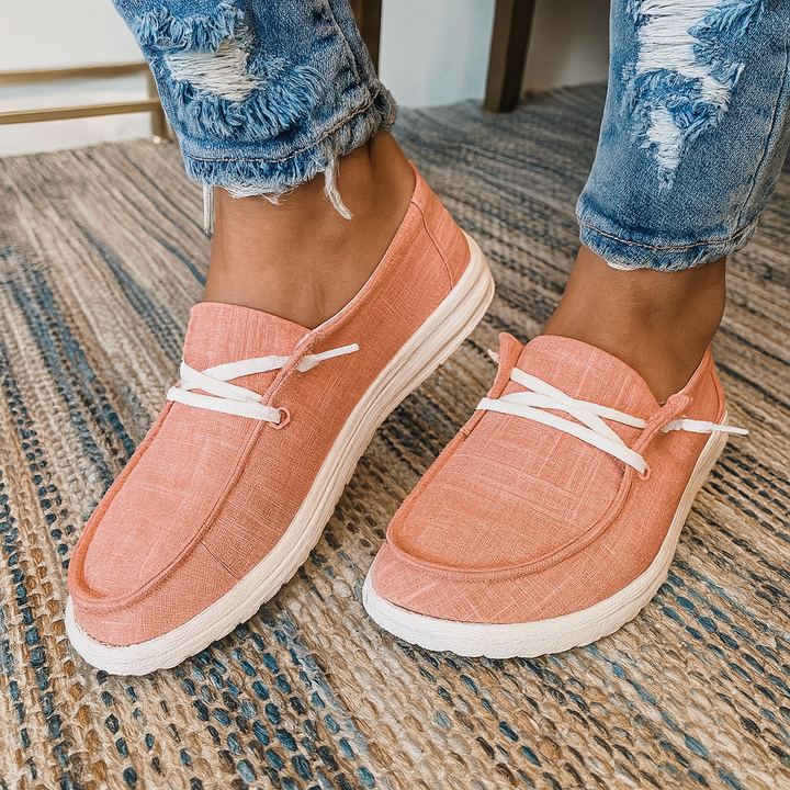 Rosa dam sneakers med snörning på mönstrad matta