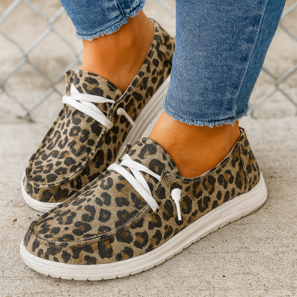 Leopardmönstrade dam sneakers med vita skosnören på fötterna