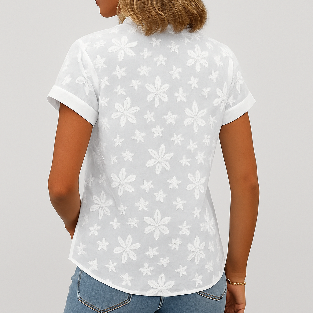 Baksidan av den vita blommiga damblusen med kort ärm