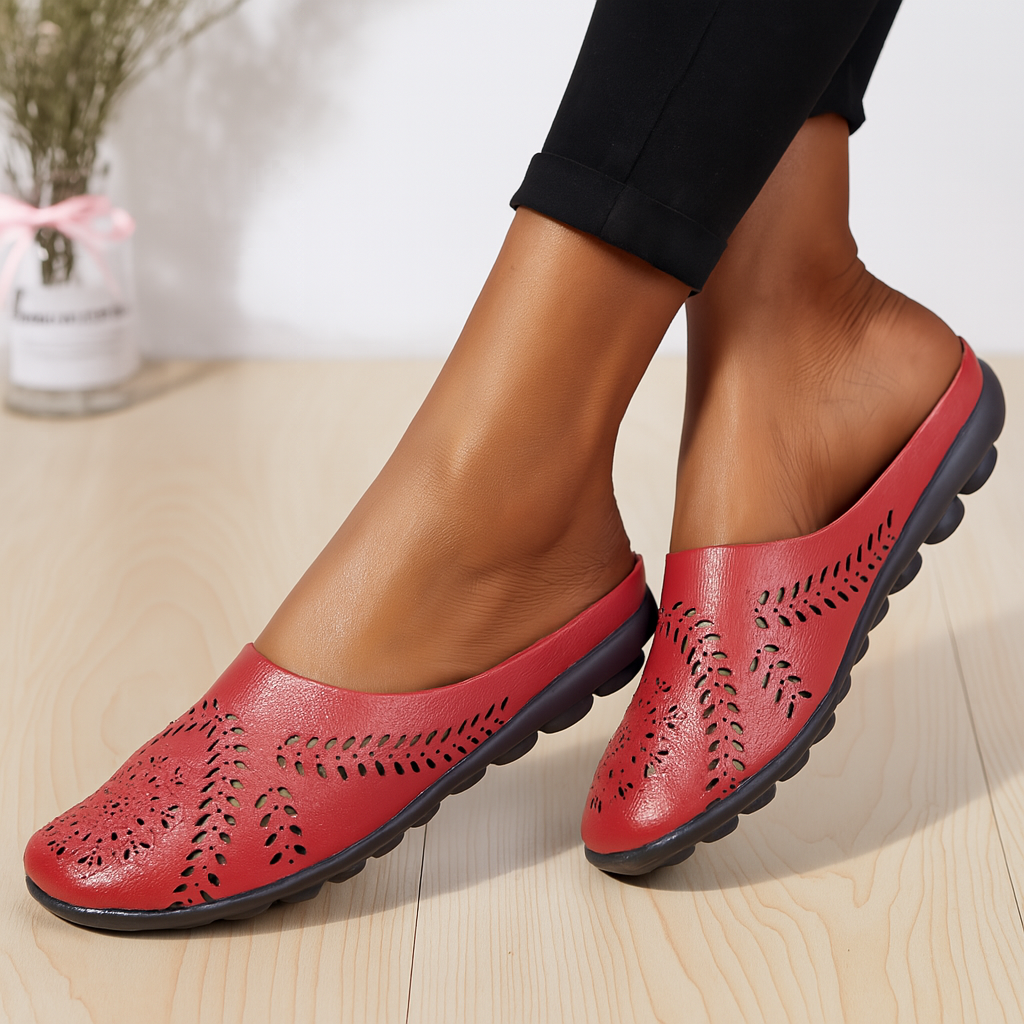 Röda ortopediska sandaler med bekväm sula och dekorativa detaljer