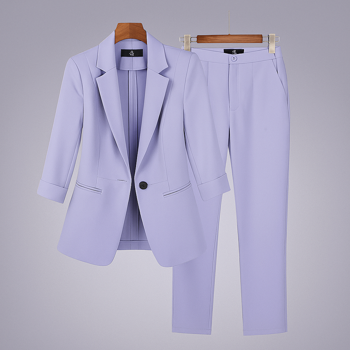 Modernt damställ med blazer och byxor idealiskt som affärsklädsel och fest