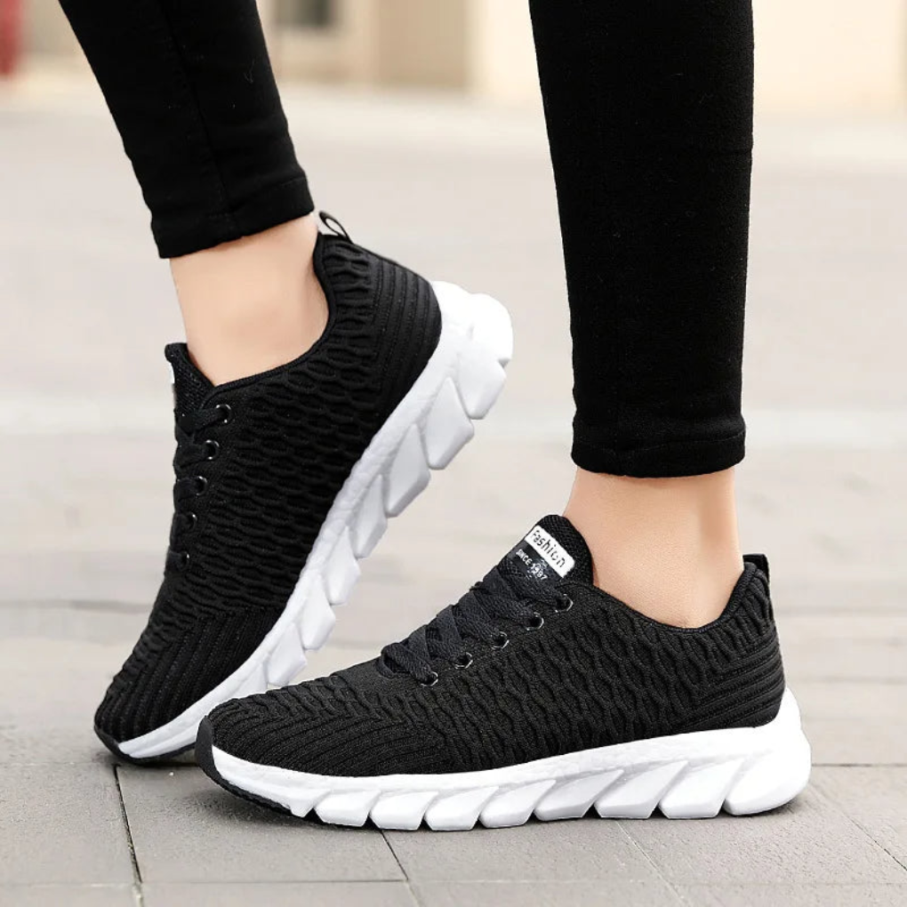 Svart modell av bekväma vardagssneakers