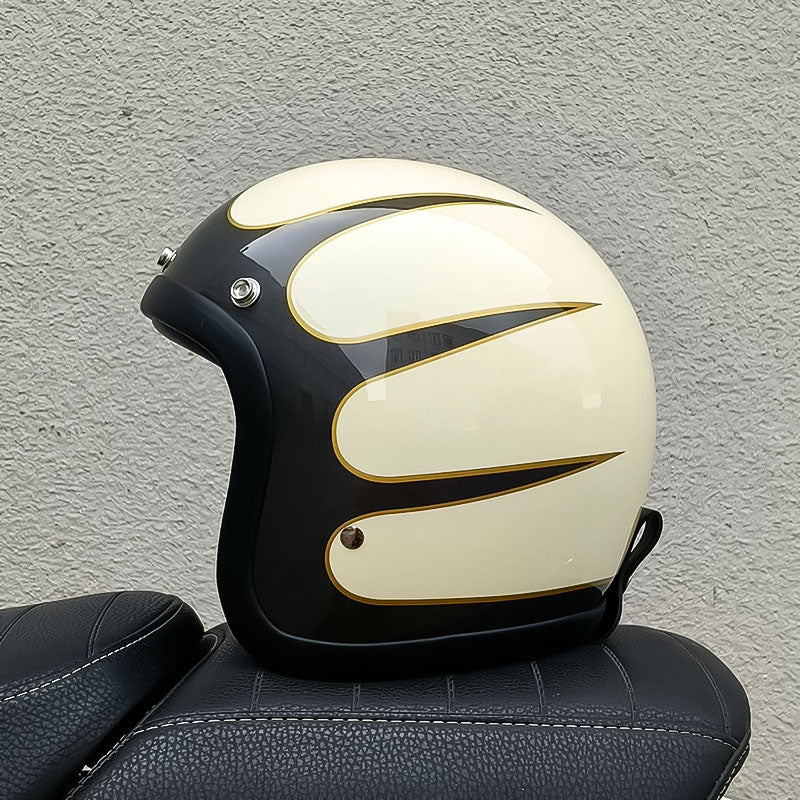 Vinkelbild på lågprofil motorcykelhjälm som visar den aerodynamiska formen