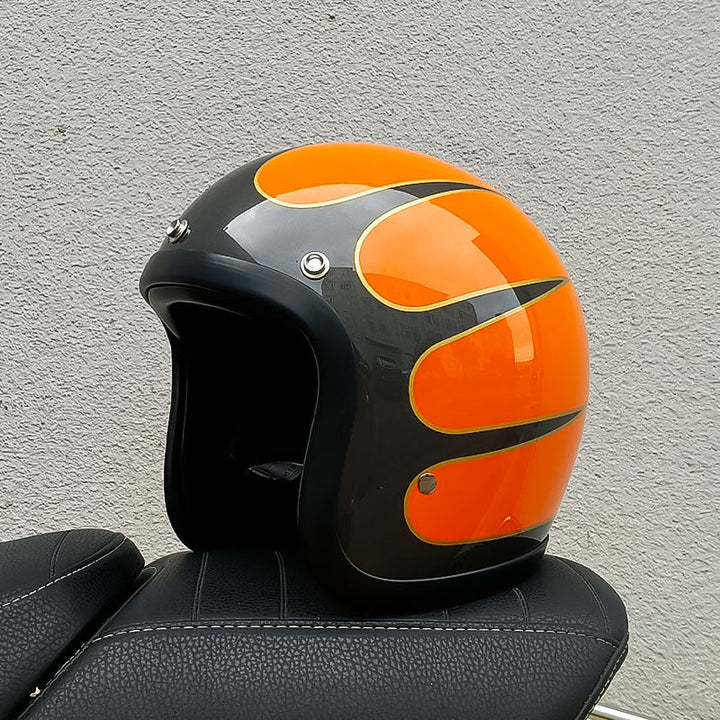 Vintage motorcykelhjälm tillsammans med avtagbart visir och tillbehör