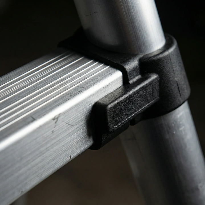 Närbild på den robusta låsmekanismen och profilen på aluminiumstegens stegpinnar