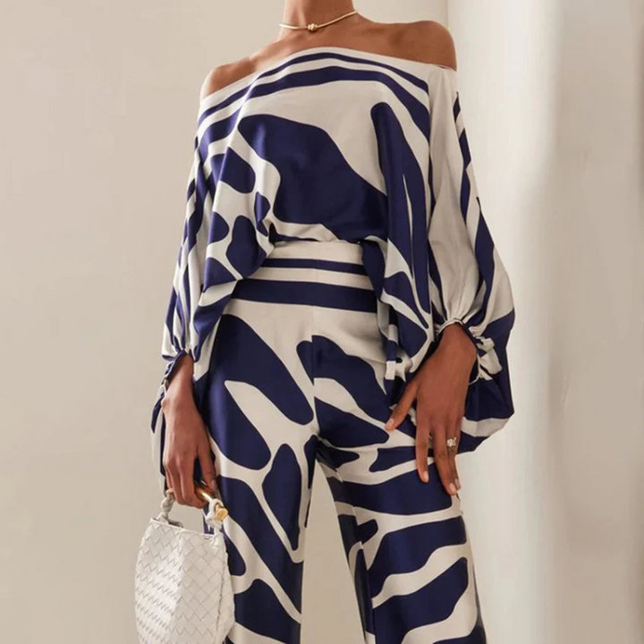 Närbild på tyget i det eleganta tvådelade setet med off-shoulder och vida byxor