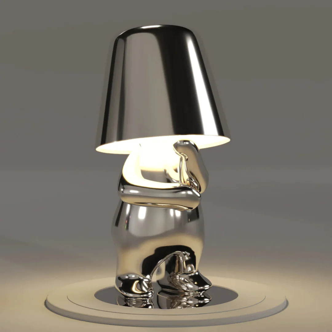 Uppladdningsbar lampa placerad på en bokhylla som dekorativ detalj