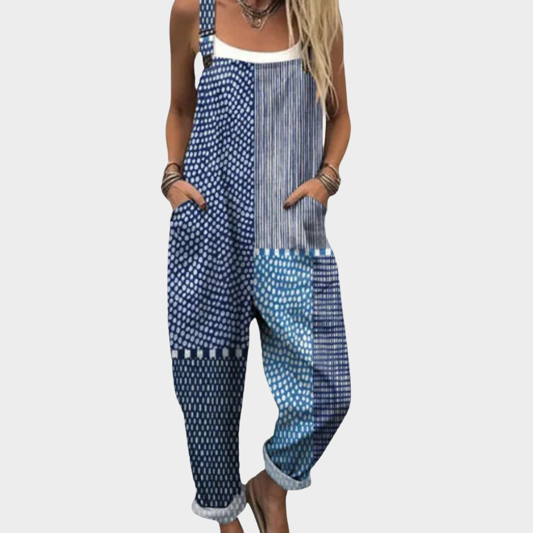 Dam i mönstrad blå bekväm jumpsuit med fickor