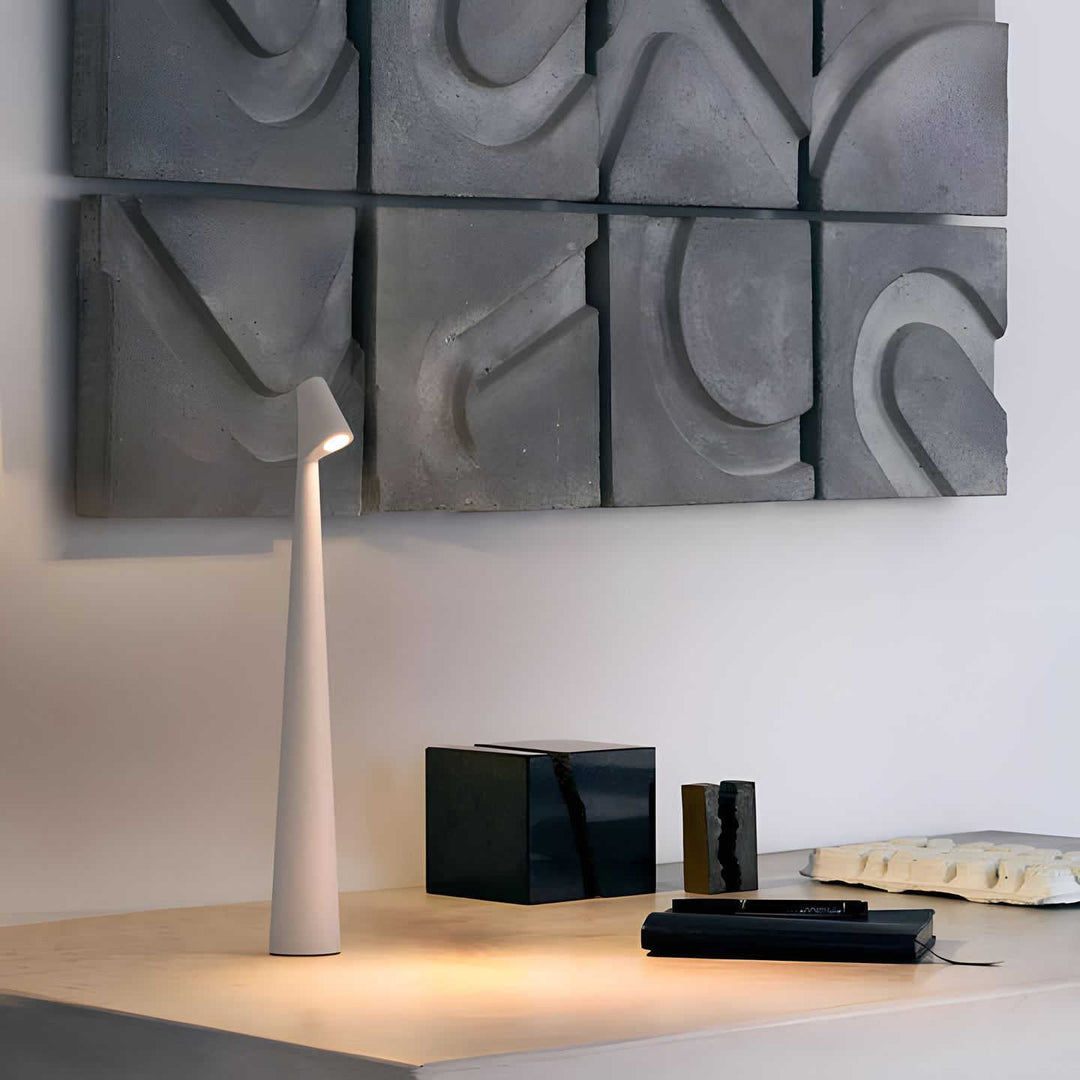 Designad bordslampa som sprider behagligt ljus i bokhyllan