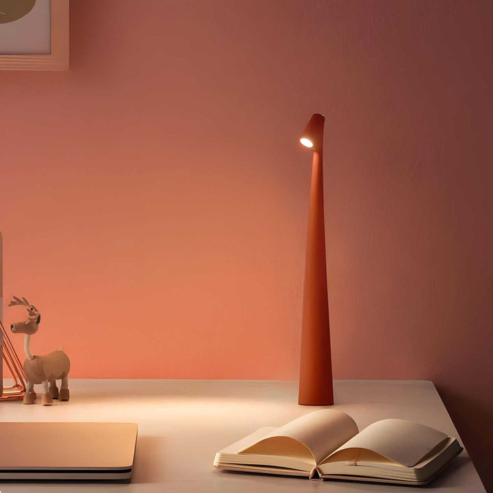 Modern skrivbordslampa i stilren metallfinish för arbetsrummet