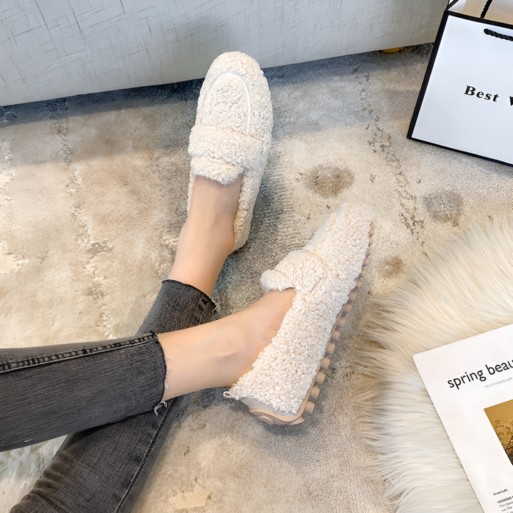 Krämformade slip-on plysch loafers för dam med presentpåse
