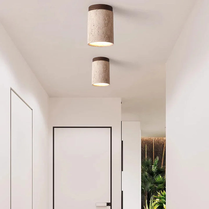 Stilren natursten belysning monterad i tak med varmt sken från E27 lampa