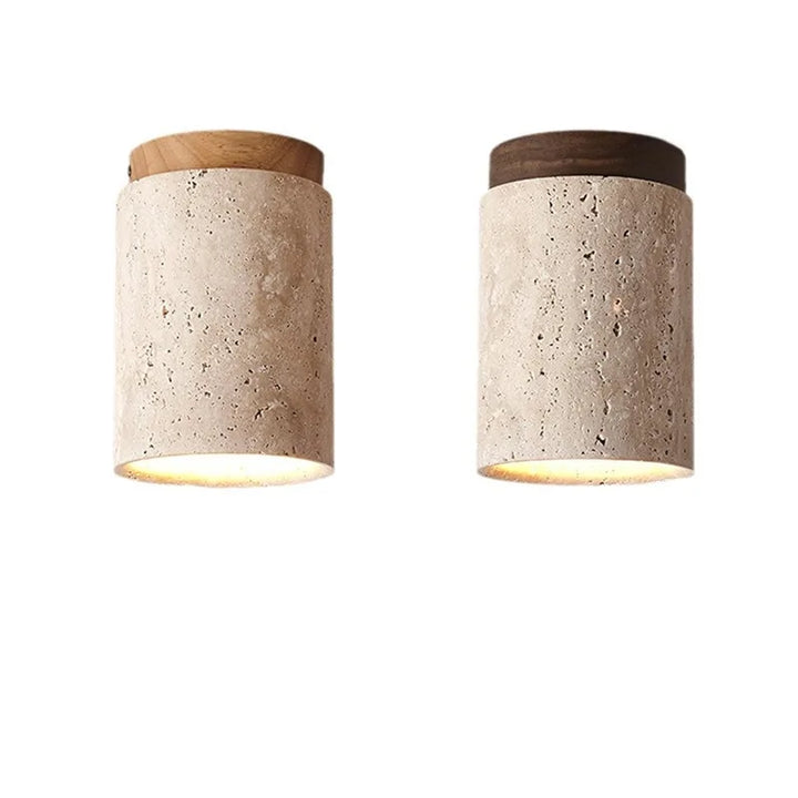 Minimalistisk taklampa i äkta travertin hängande i rum med modern inredning