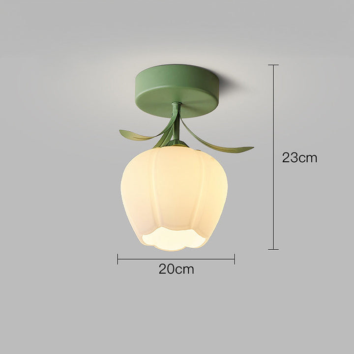 Blomsterlampa i glas och metall monterad i taket som inomhusbelysning