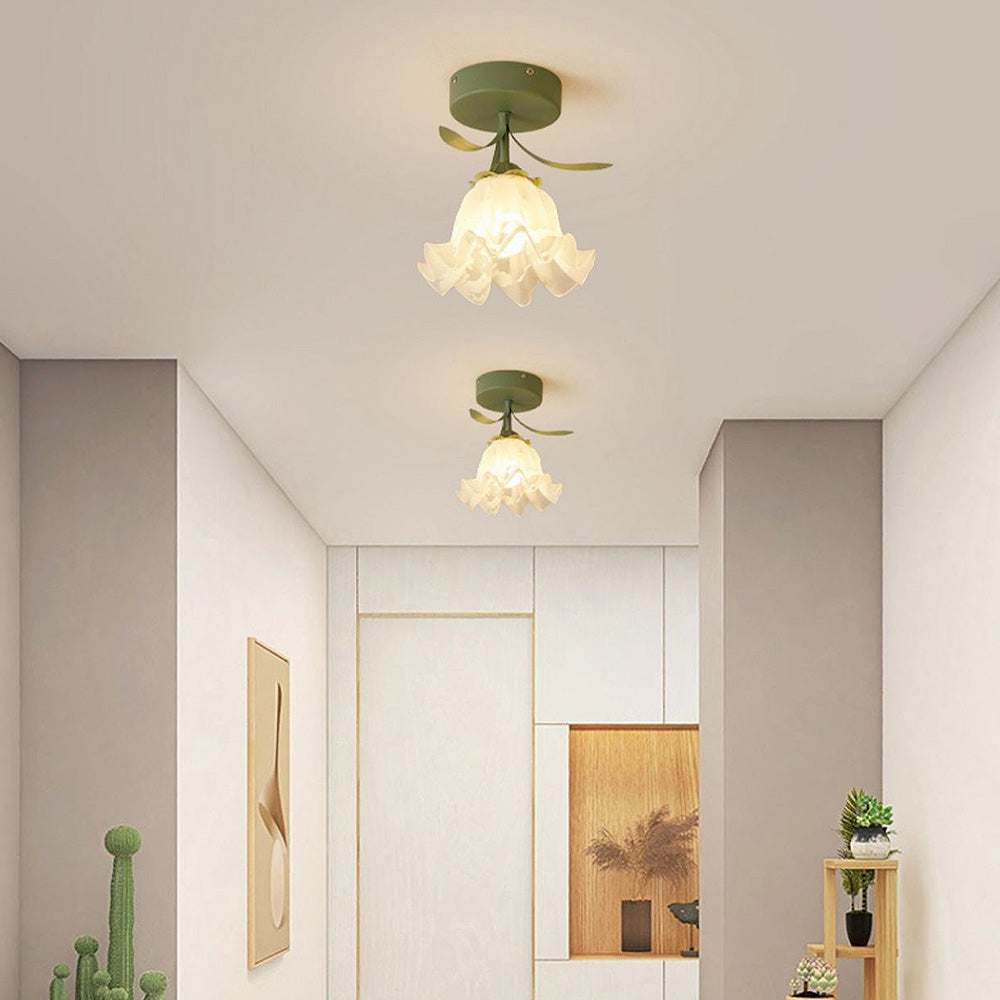Grön taklampa i blomdesign i en hall