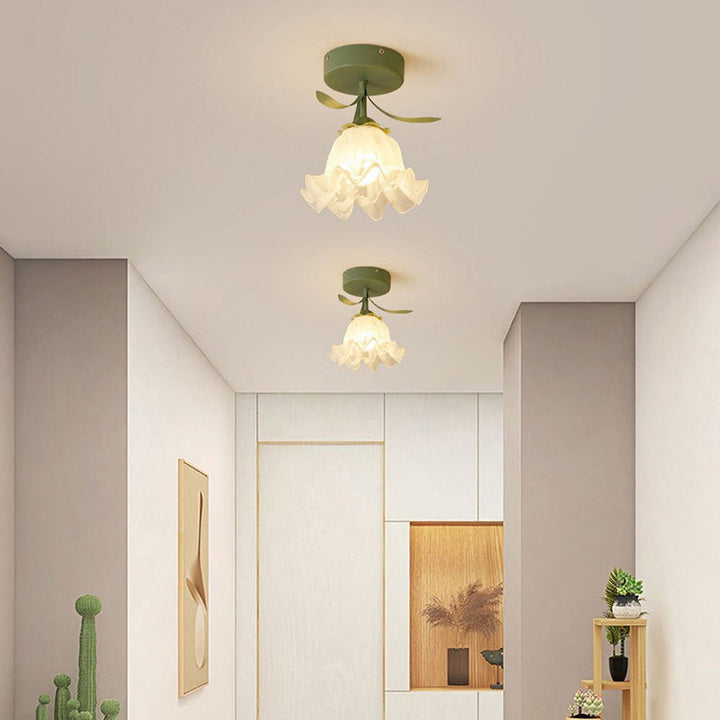 Grön taklampa i blomdesign i en hall