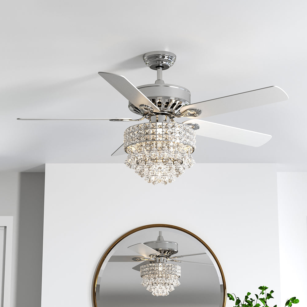 Lyxig 132 cm LED takfläkt med kristallbelysning monterad i ett ljust rum