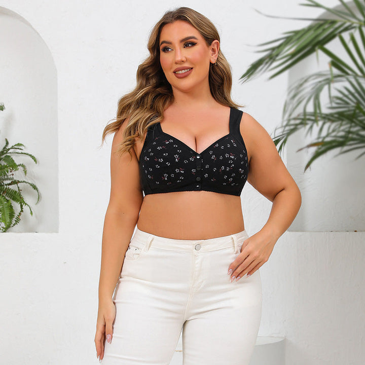Modell i plus size som bär svart blommig knäppnings-bh utomhus