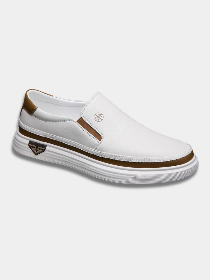 Vit minimalistisk slip-on sko med dekorativa detaljer