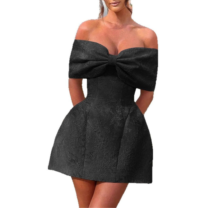 Elegant blommiga off-shoulder festklänning med bustier och dekorativ rosett i ryggen