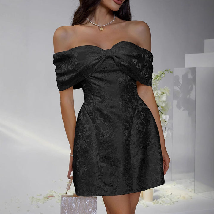 Damklänning i svart off-shoulder modell med blommönster och bustier