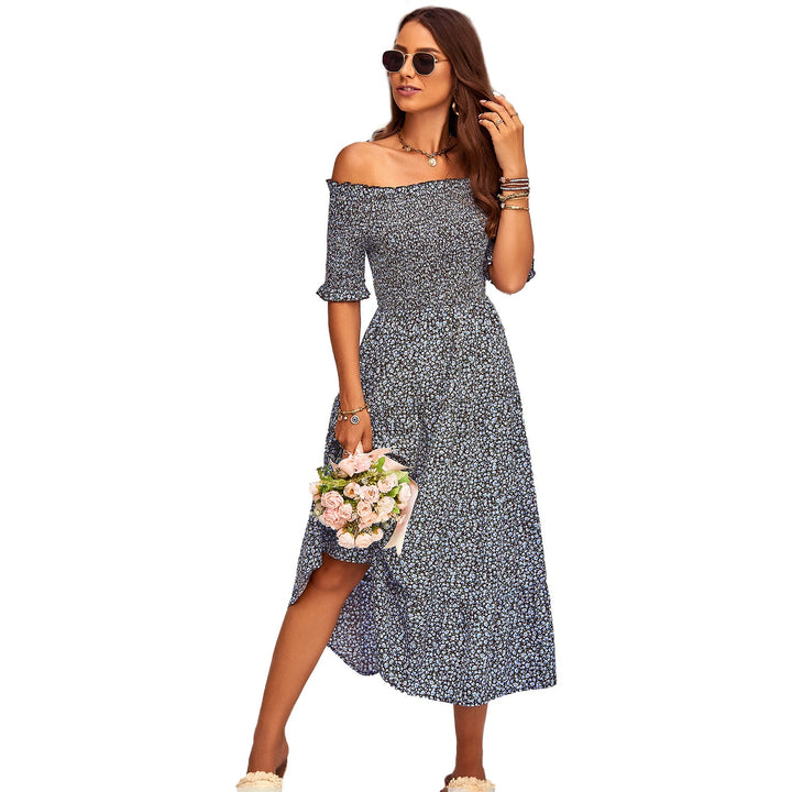 Blommig maxiklänning för dam med off-shoulder design och böljande passform i boho-stil.