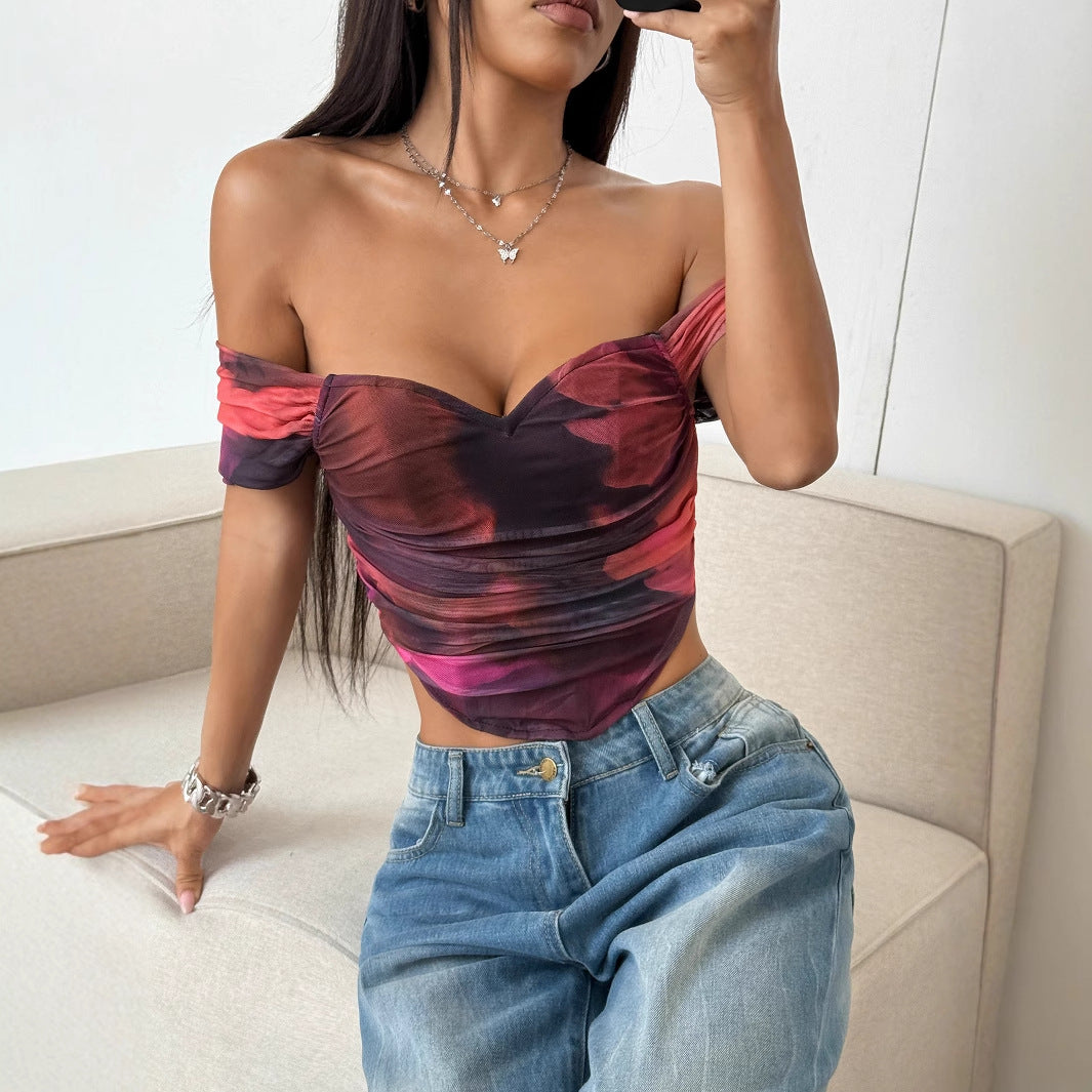 Närbild på mörklila off-shoulder top med rynkdetaljer för dam