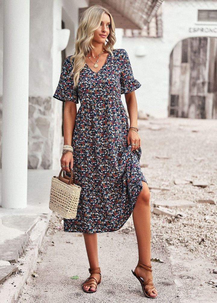 Elegant sommarklänning i dammodell med vackert blommönster och midilängd