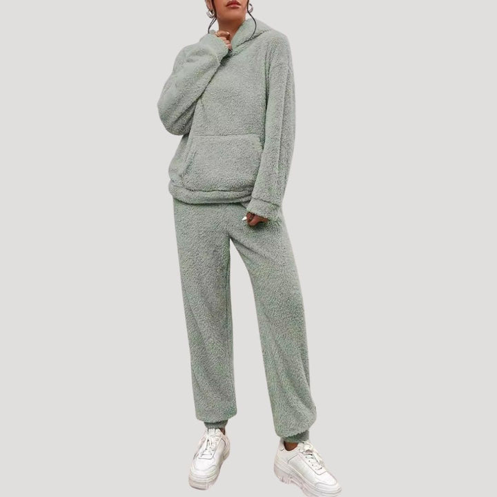 Trendigt loungewear-set för dam i neutral färg, idealiskt som hemmakläder