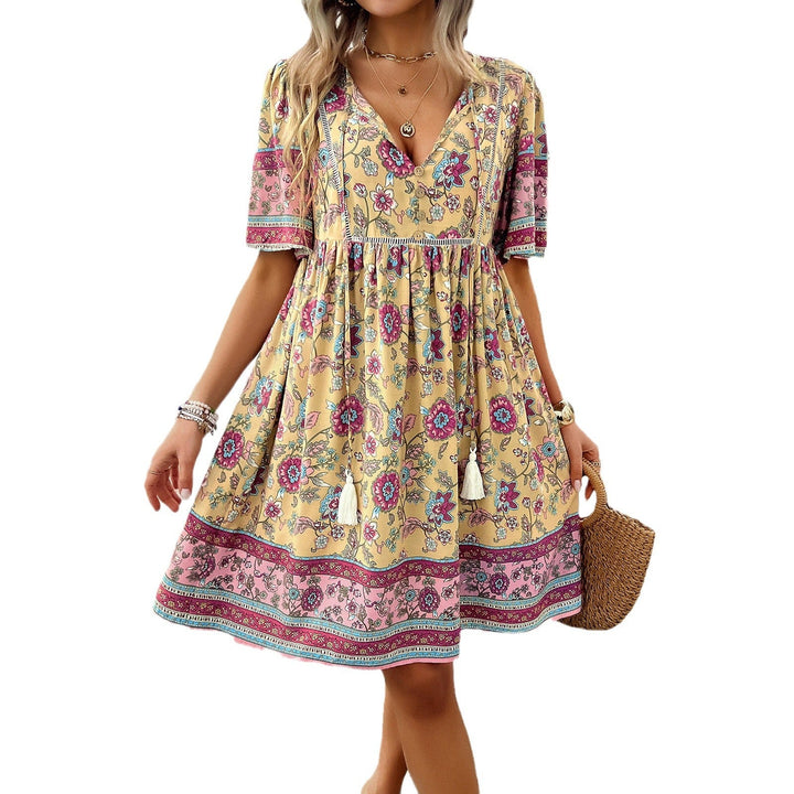 Retro-chic damklänning med V-ringning och dekorativt blommönster för varma sommardagar.