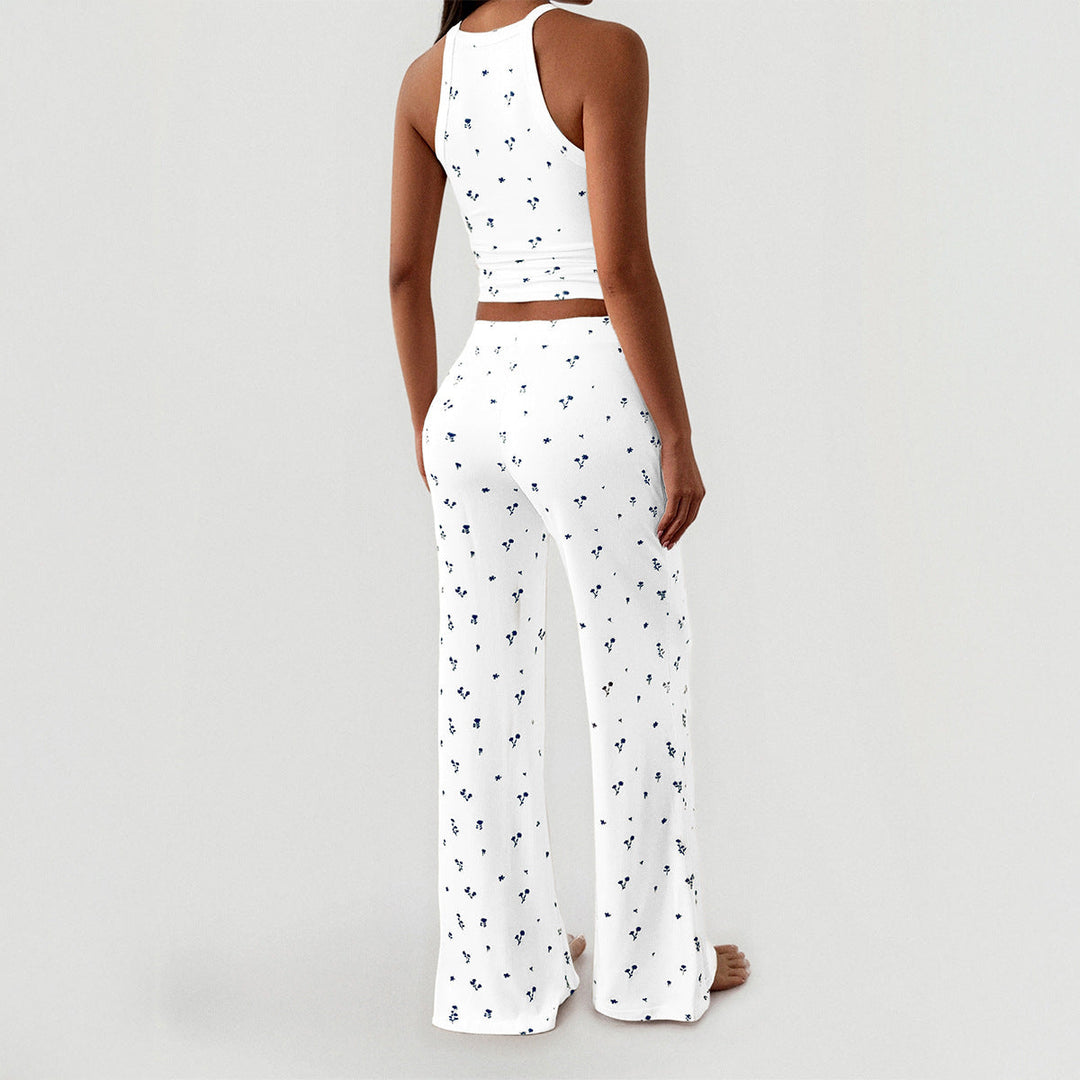 Vit dam pyjamas med blommönster bakifrån visad mot ljus bakgrund
