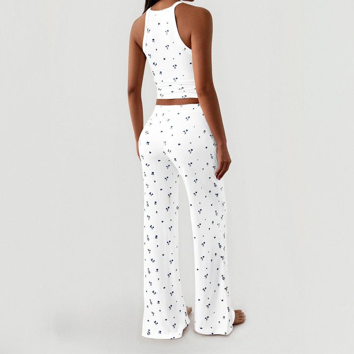 Vit dam pyjamas med blommönster bakifrån visad mot ljus bakgrund