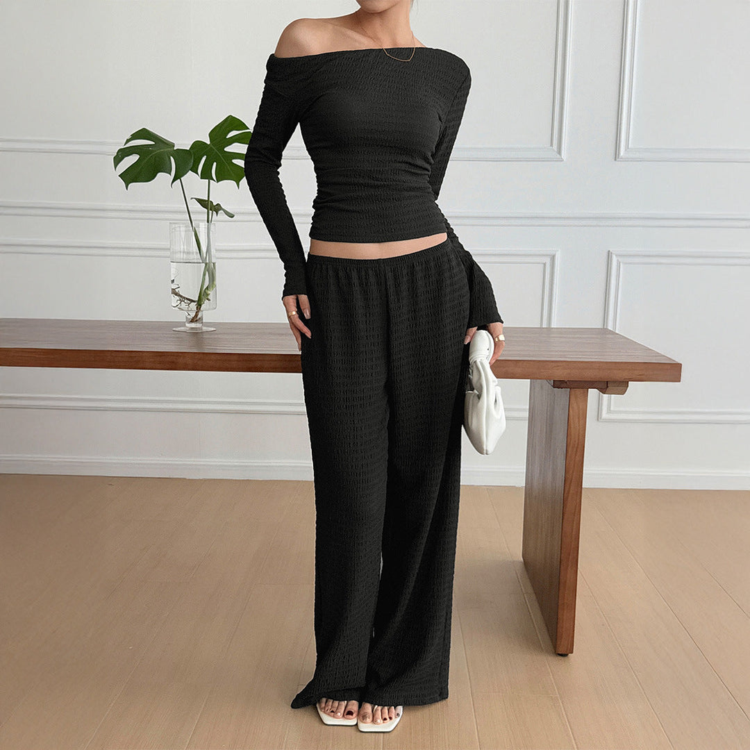 Svart damset med elegant off-shoulder design och rymlig passform