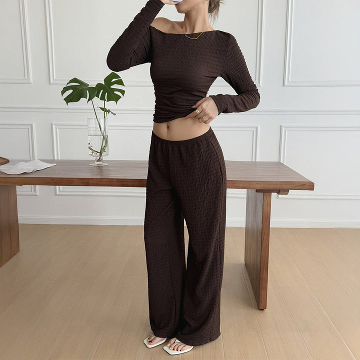 Elegant damset i off-shoulder design med luftig topp och vida byxor för sommar