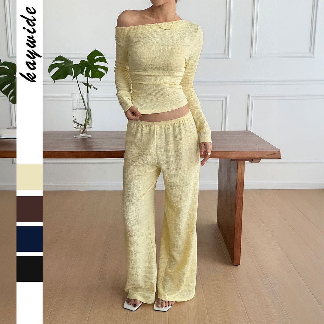 Gul damset med off-shoulder topp och vida byxor visat i helfigur