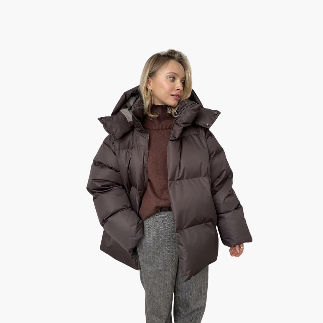 Quiltad damjacka med hög krage i snygg och varm design, bakifrån