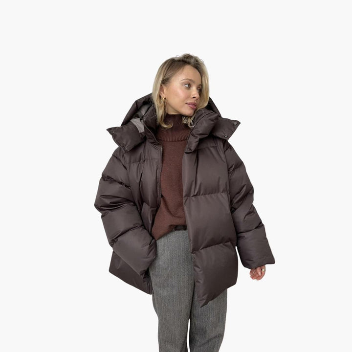 Quiltad damjacka med hög krage i snygg och varm design, bakifrån